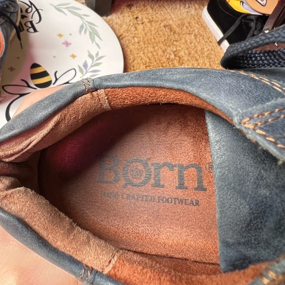 Women’s BORN genuine leather navy blue color sneakers. - Picture 6 of 17